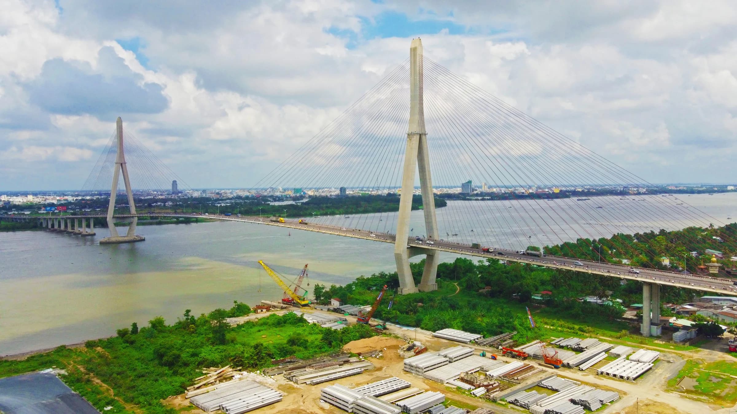 Cầu Cần Thơ bắc qua sông Hậu