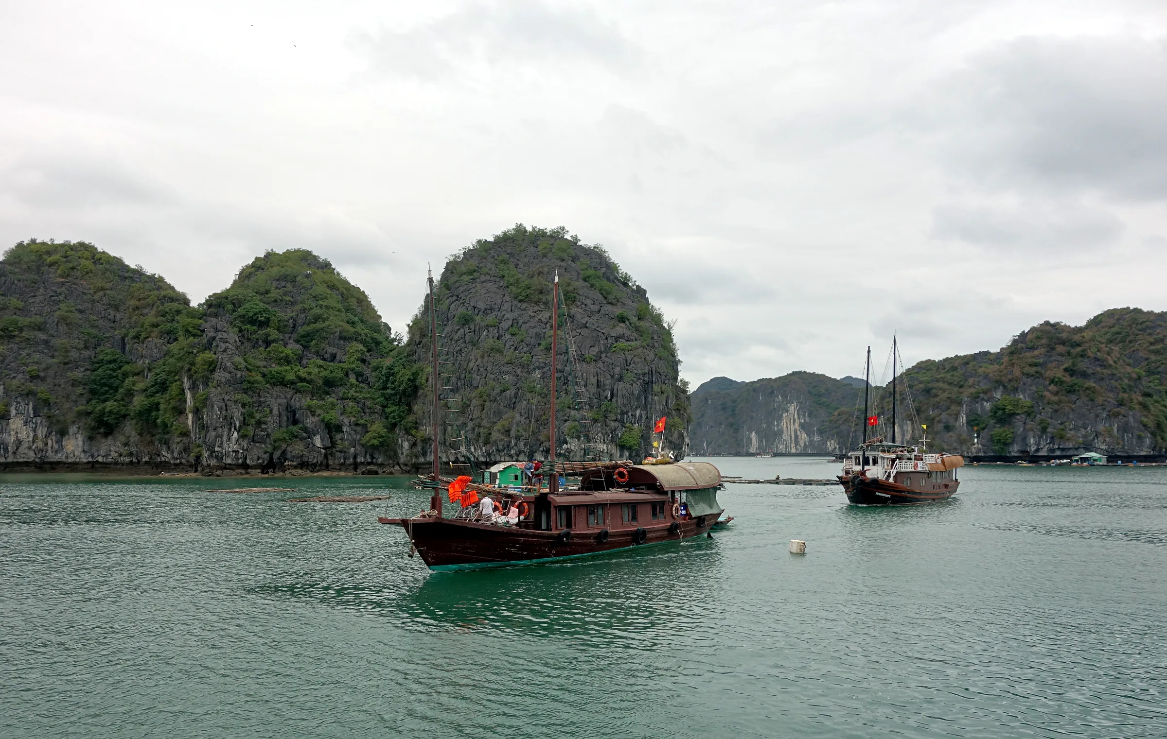 Thuyền buồm trên vịnh Lan Hạ, Cát Bà, Hải Phòng